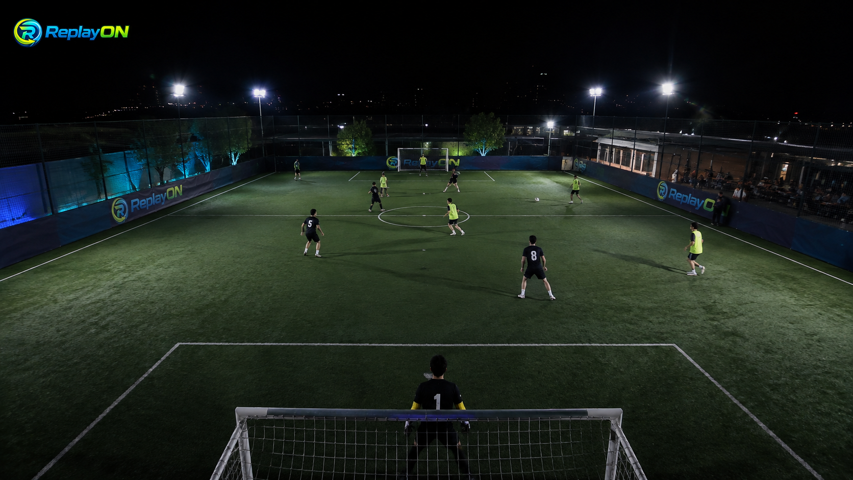 Partida de futebol society vista do ângulo elevado de uma câmera ReplayON
